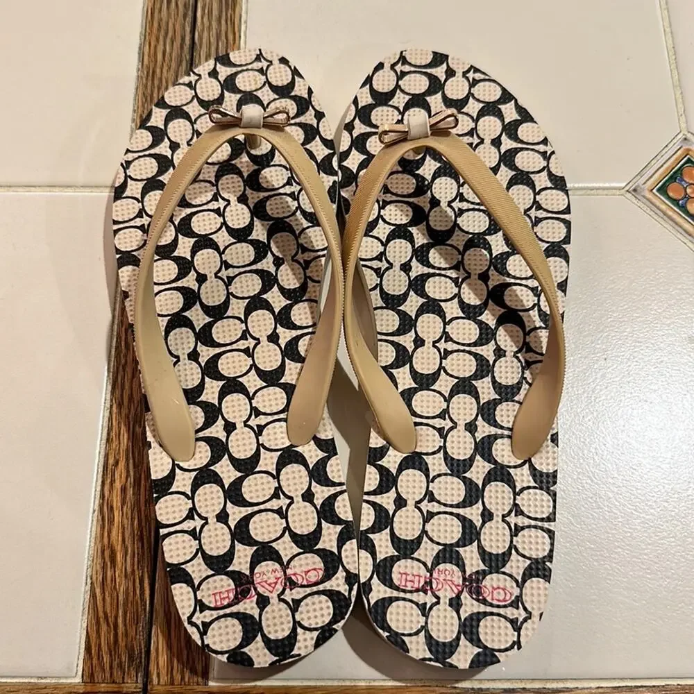 Coach rubber flip flops size 7/8 NWOT - Picture 2 of 5